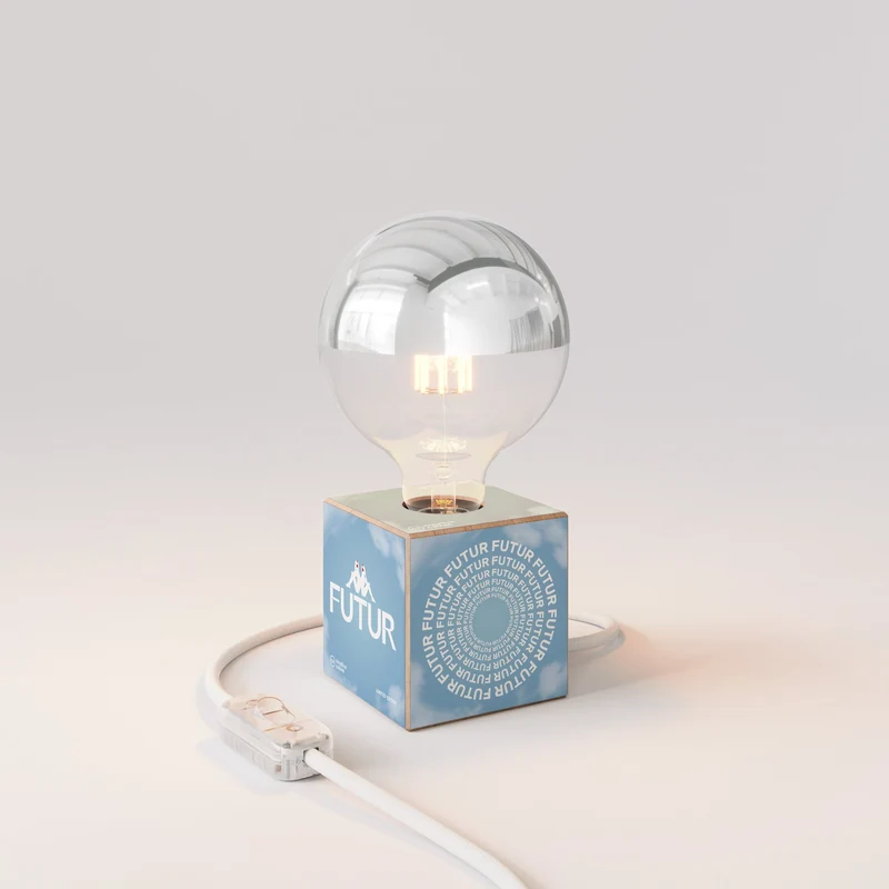 Lampe de table Cubetto « Futur » avec ampoule globe demi-sphère argent - Futur Festival