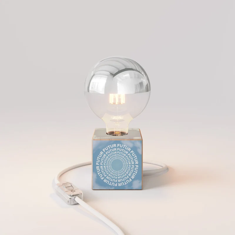 Lampe de table Cubetto « Futur » avec ampoule globe demi-sphère argent - Futur Festival