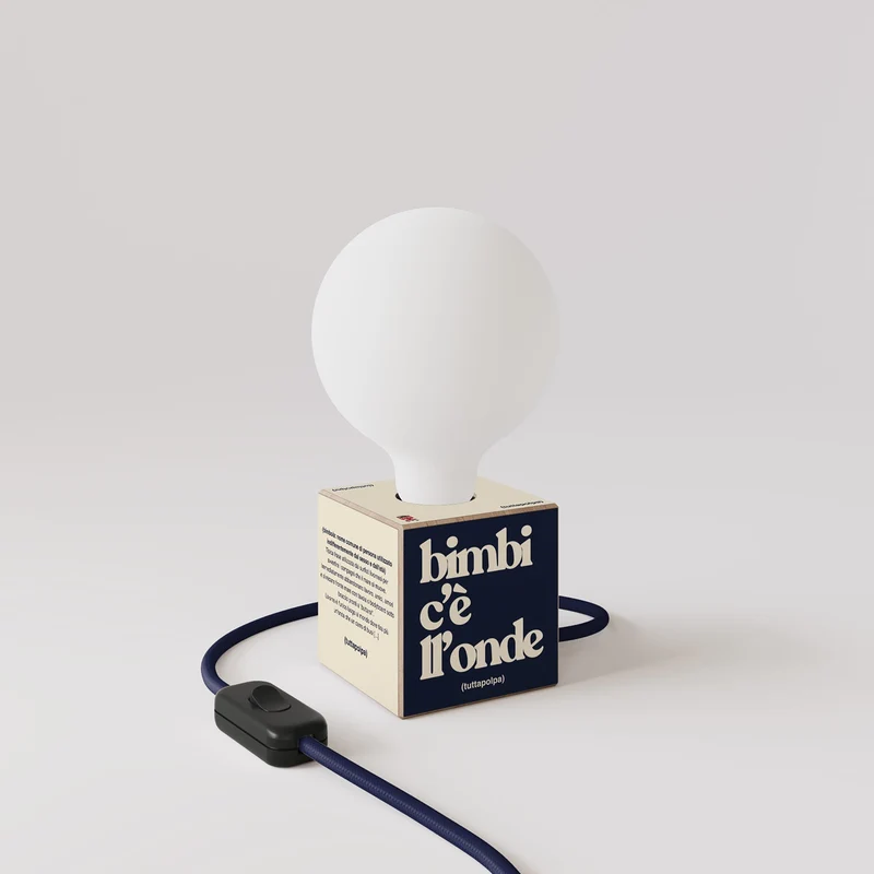 Lampe de table Cubetto « Bimbi c’è l’onde » avec ampoule globe effet porcelaine - Tuttapolpa