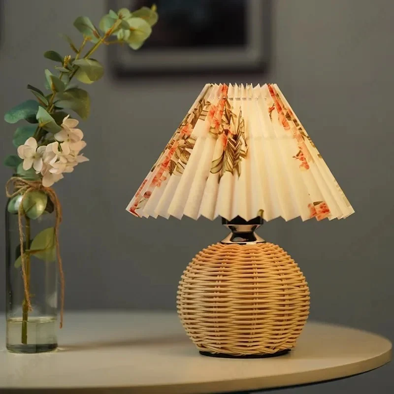 Lampe de Chevet Fleurie en Rotin