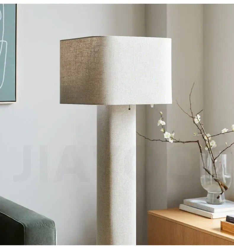 Lampadaire en tissu blanc crème