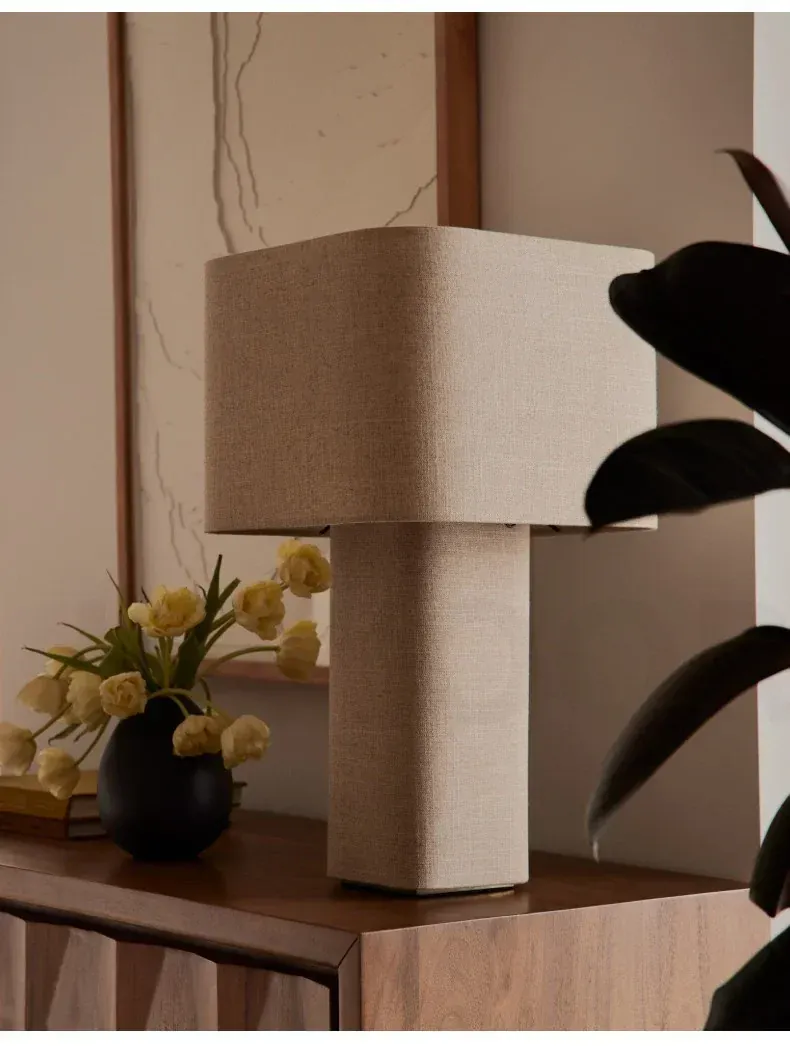 Lampadaire en tissu blanc crème