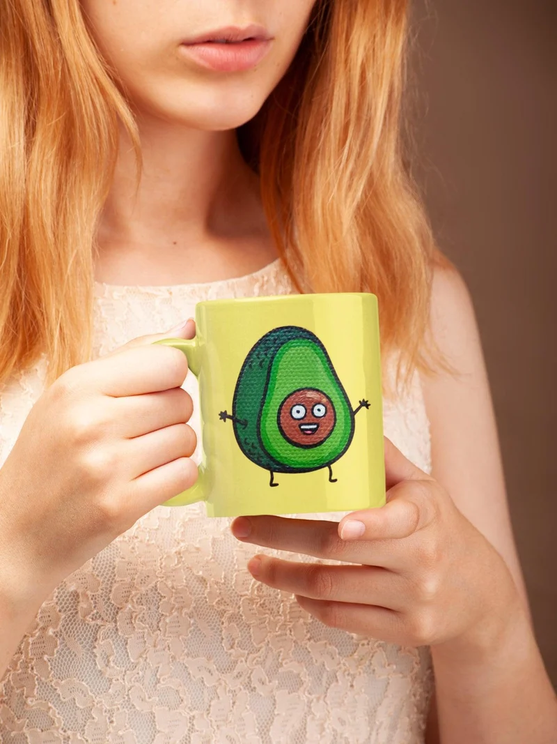 Avocat vert avec fond jaune Tasse d’avocat, tasse d’avocat drôle, amateur d’avocat, tasse à café d’avocat, cadeau d’avocat, tasse d’avocat mignonne,