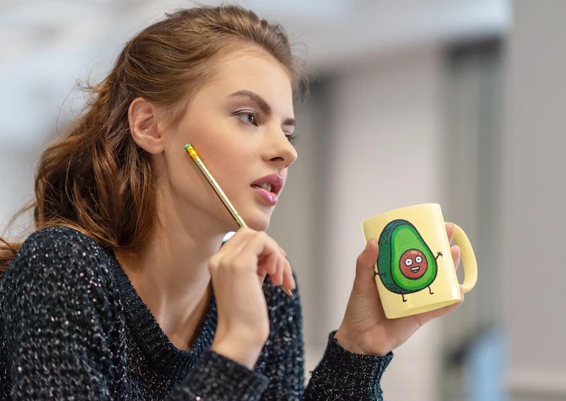 Avocat vert avec fond jaune Tasse d’avocat, tasse d’avocat drôle, amateur d’avocat, tasse à café d’avocat, cadeau d’avocat, tasse d’avocat mignonne,