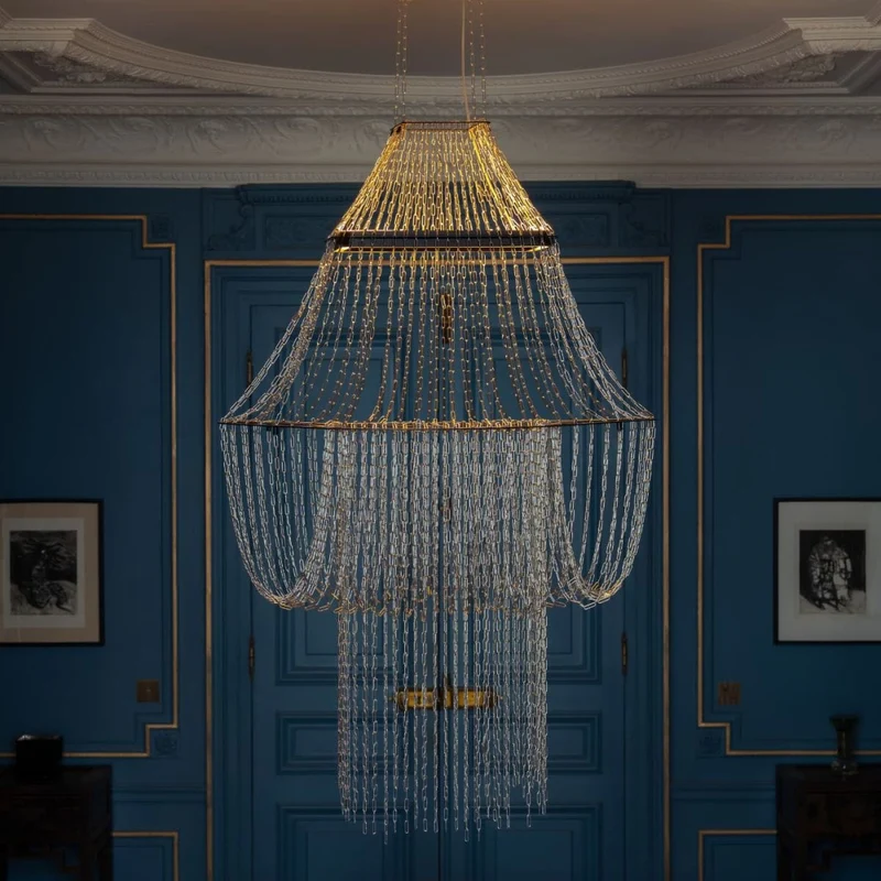Longue suspension pour hall