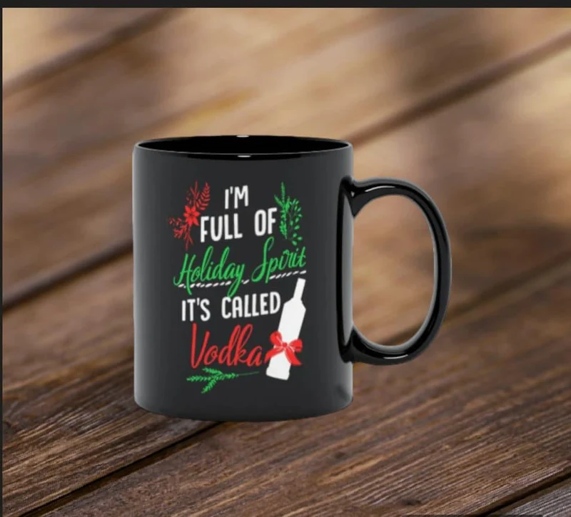 Je suis plein d'esprit de vacances et ça s'appelle Vodka fête de Noël tasses noires classiques