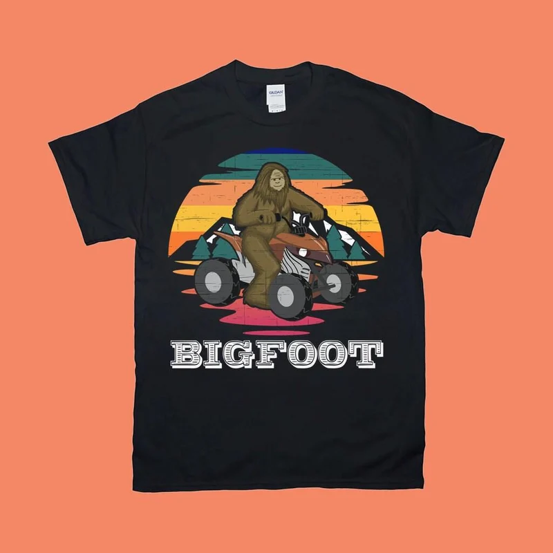 Promenade en VTT Bigfoot | T-shirts rétro, cadeau VTT, cadeau Quad, T-shirt Quad, équitation VTT, courses VTT, cadeau VTT