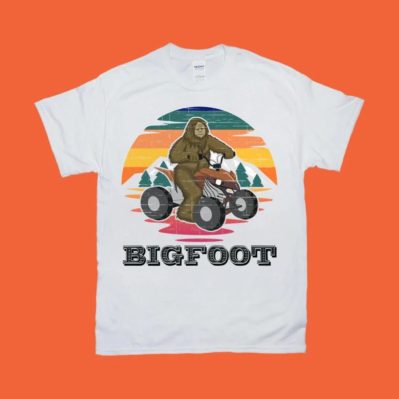 Promenade en VTT Bigfoot | T-shirts rétro, cadeau VTT, cadeau Quad, T-shirt Quad, équitation VTT, courses VTT, cadeau VTT