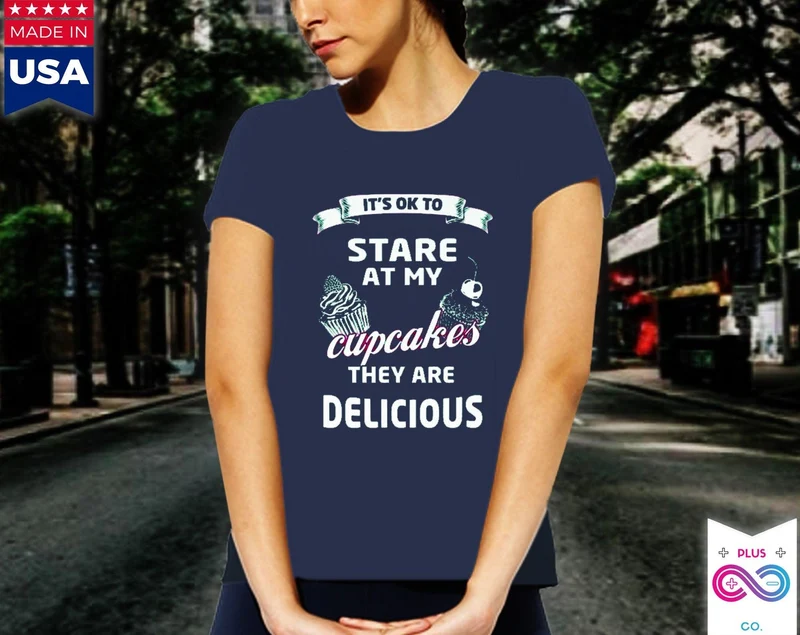 C’est OK de regarder mes cupcakes, ils sont délicieux tee-shirt préféré des femmes, chemise humoristique, chemise best-seller, grand cadeau drôle pour elle