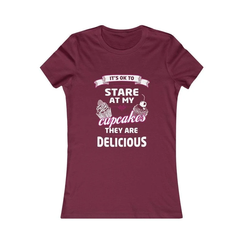 C’est OK de regarder mes cupcakes, ils sont délicieux tee-shirt préféré des femmes, chemise humoristique, chemise best-seller, grand cadeau drôle pour elle