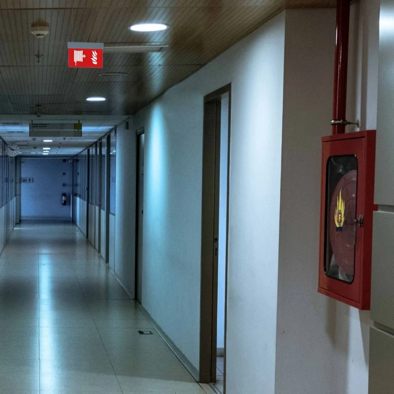 Bloc autonome d'éclairage de sécurité avec pictogramme "ROBINET D'INCENDIE ARMÉ" - Suspension