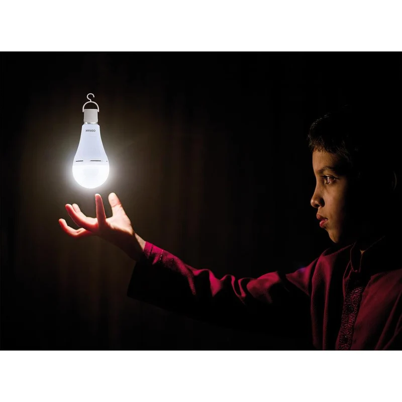 OSRAM LED Classic A 60 Lampe de camping / lumière de secours avec batterie rechargeable intégrée (ex 60W) 8W blanc froid E27