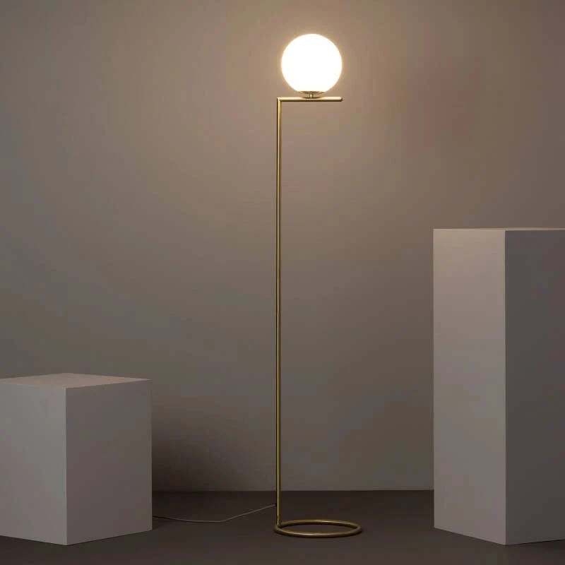 Lampadaire Doré Boule Blanche Design