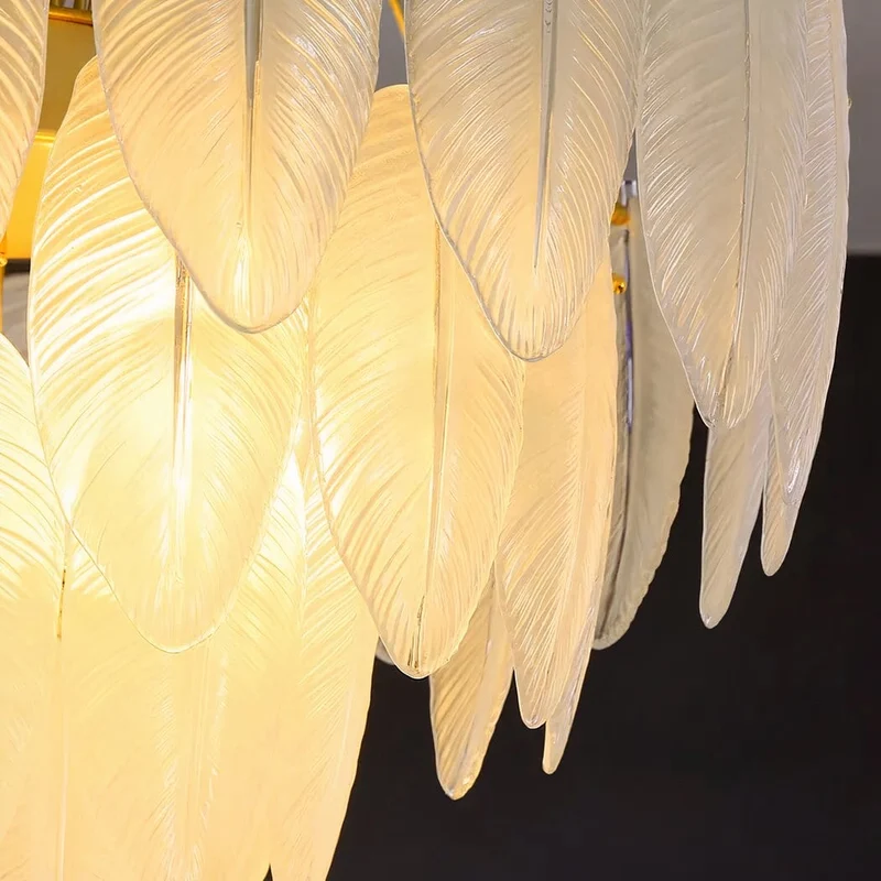 Lustre plume en verre en escalier salon