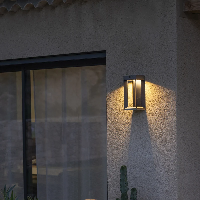 Les Jardins Teckalu Solar Wall Lamp