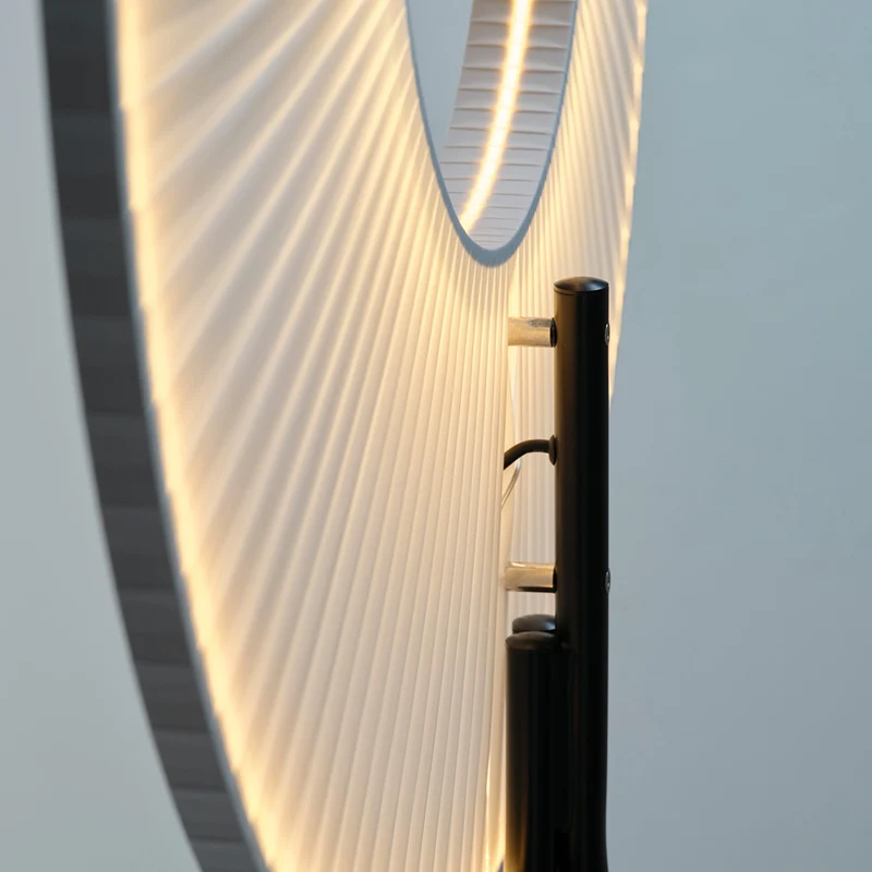 10 HEURES 10 Iris Tripod Floor Lamp