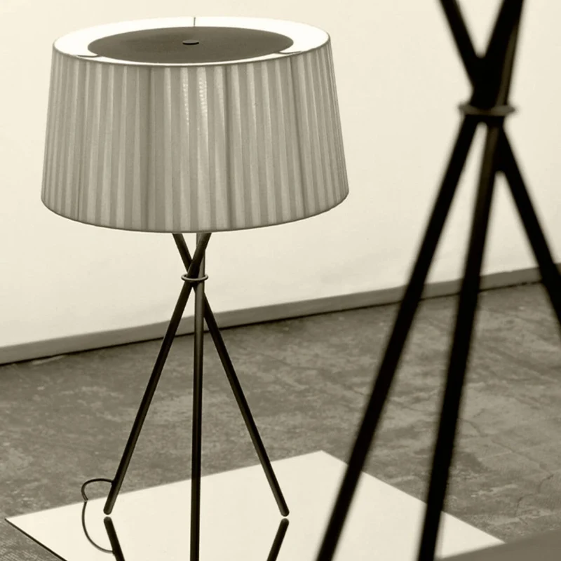 Santa & Cole Trípode Table Lamp